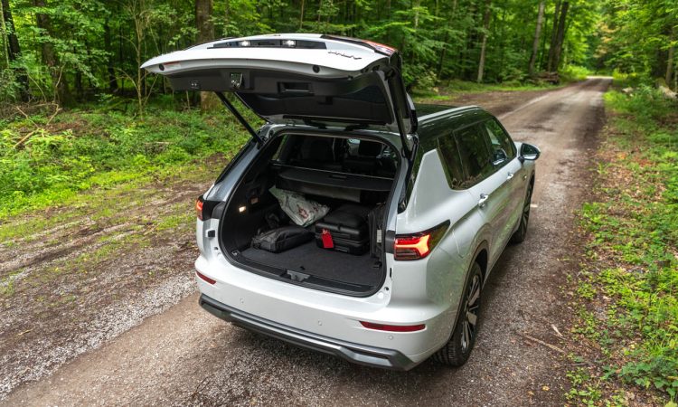 Fahrbericht Mitsubishi Outlander PHEV Plug-in-Hybrid (2026): Fast-Luxus-Ausstattung für 60.000 Euro Mitsubishi Outlander PHEV 2026 Plug in Hybrid TOP Luxury 2.4 Benziner 306 PS in Titan Weiss AUTOmativ.de Fahrbericht 28 750x450 - Fahrbericht Mitsubishi Outlander PHEV Plug-in-Hybrid (2026): Fast-Luxus-Ausstattung für 60.000 Euro
