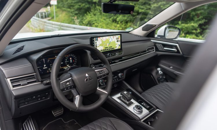 Fahrbericht Mitsubishi Outlander PHEV Plug-in-Hybrid (2026): Fast-Luxus-Ausstattung für 60.000 Euro Mitsubishi Outlander PHEV 2026 Plug in Hybrid TOP Luxury 2.4 Benziner 306 PS in Titan Weiss AUTOmativ.de Fahrbericht 45 750x450 - Fahrbericht Mitsubishi Outlander PHEV Plug-in-Hybrid (2026): Fast-Luxus-Ausstattung für 60.000 Euro