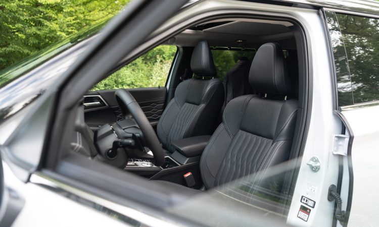 Fahrbericht Mitsubishi Outlander PHEV Plug-in-Hybrid (2026): Fast-Luxus-Ausstattung für 60.000 Euro Mitsubishi Outlander PHEV 2026 Plug in Hybrid TOP Luxury 2.4 Benziner 306 PS in Titan Weiss AUTOmativ.de Fahrbericht 52 750x450 - Fahrbericht Mitsubishi Outlander PHEV Plug-in-Hybrid (2026): Fast-Luxus-Ausstattung für 60.000 Euro