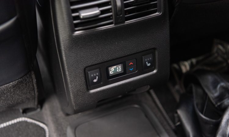 Fahrbericht Mitsubishi Outlander PHEV Plug-in-Hybrid (2026): Fast-Luxus-Ausstattung für 60.000 Euro Mitsubishi Outlander PHEV 2026 Plug in Hybrid TOP Luxury 2.4 Benziner 306 PS in Titan Weiss AUTOmativ.de Fahrbericht 61 750x450 - Fahrbericht Mitsubishi Outlander PHEV Plug-in-Hybrid (2026): Fast-Luxus-Ausstattung für 60.000 Euro