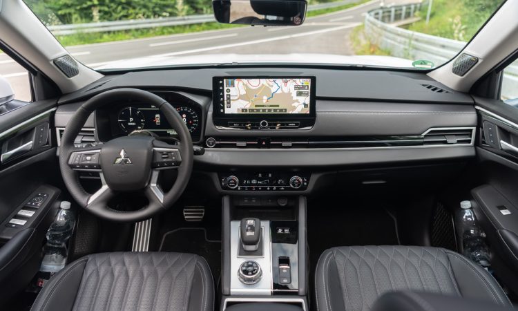 Fahrbericht Mitsubishi Outlander PHEV Plug-in-Hybrid (2026): Fast-Luxus-Ausstattung für 60.000 Euro Mitsubishi Outlander PHEV 2026 Plug in Hybrid TOP Luxury 2.4 Benziner 306 PS in Titan Weiss AUTOmativ.de Fahrbericht 62 750x450 - Fahrbericht Mitsubishi Outlander PHEV Plug-in-Hybrid (2026): Fast-Luxus-Ausstattung für 60.000 Euro