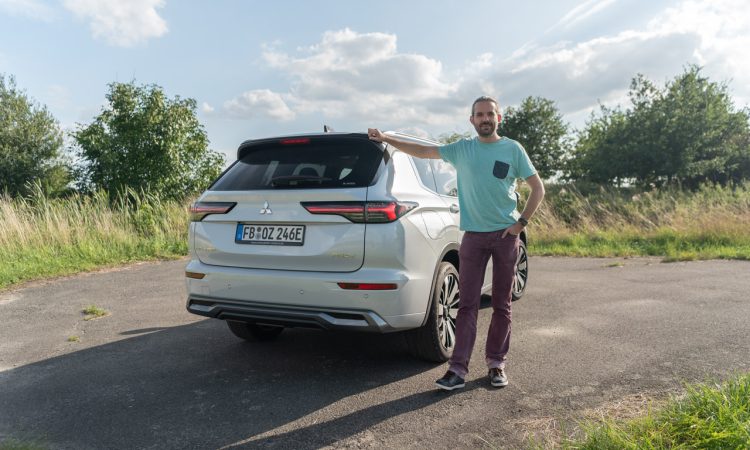 Fahrbericht Mitsubishi Outlander PHEV Plug-in-Hybrid (2026): Fast-Luxus-Ausstattung für 60.000 Euro Mitsubishi Outlander PHEV 2026 Plug in Hybrid TOP Luxury 2.4 Benziner 306 PS in Titan Weiss AUTOmativ.de Fahrbericht 90 750x450 - Fahrbericht Mitsubishi Outlander PHEV Plug-in-Hybrid (2026): Fast-Luxus-Ausstattung für 60.000 Euro