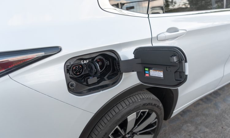 Fahrbericht Mitsubishi Outlander PHEV Plug-in-Hybrid (2026): Fast-Luxus-Ausstattung für 60.000 Euro Mitsubishi Outlander PHEV 2026 Plug in Hybrid TOP Luxury 2.4 Benziner 306 PS in Titan Weiss AUTOmativ.de Fahrbericht 99 750x450 - Fahrbericht Mitsubishi Outlander PHEV Plug-in-Hybrid (2026): Fast-Luxus-Ausstattung für 60.000 Euro