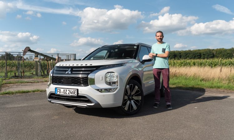 Mitsubishi Outlander PHEV 2026 Plug in Hybrid TOP Luxury 2.4 Benziner 306 PS in Titan Weiss AUTOmativ.de Fahrbericht COVER 1 750x450 - Fahrbericht Mitsubishi Outlander PHEV Plug-in-Hybrid (2026): Fast-Luxus-Ausstattung für 60.000 Euro