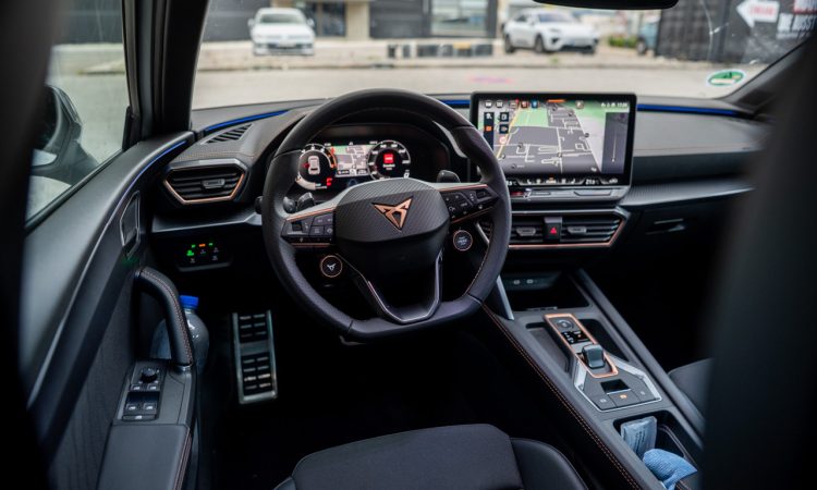 Cupra Leon 1.5 eTSI (2025) im Kurztest: Effizienz trifft auf souveräne Dynamik Cupra Leon 1.5 eTSI 2025 e Hybrid im Test und Fahrbericht AUTOmativ.de Benjamin Brodbeck 29 750x450 - Cupra Leon 1.5 eTSI (2025) im Kurztest: Effizienz trifft auf souveräne Dynamik