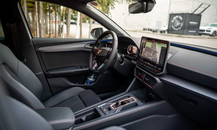 Cupra Leon 1.5 eTSI (2025) im Kurztest: Effizienz trifft auf souveräne Dynamik Cupra Leon 1.5 eTSI 2025 e Hybrid im Test und Fahrbericht AUTOmativ.de Benjamin Brodbeck 38 750x450 - Cupra Leon 1.5 eTSI (2025) im Kurztest: Effizienz trifft auf souveräne Dynamik