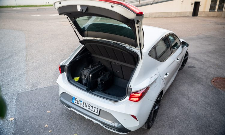 Cupra Leon 1.5 eTSI (2025) im Kurztest: Effizienz trifft auf souveräne Dynamik Cupra Leon 1.5 eTSI 2025 e Hybrid im Test und Fahrbericht AUTOmativ.de Benjamin Brodbeck 78 750x450 - Cupra Leon 1.5 eTSI (2025) im Kurztest: Effizienz trifft auf souveräne Dynamik