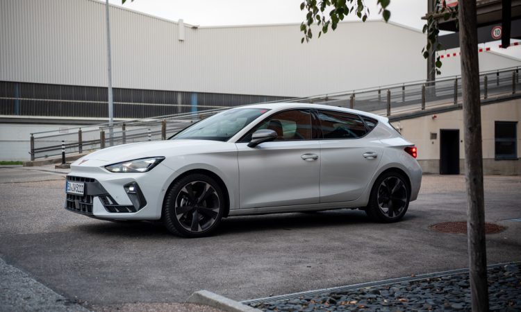 Cupra Leon 1.5 eTSI (2025) im Kurztest: Effizienz trifft auf souveräne Dynamik Cupra Leon 1.5 eTSI 2025 e Hybrid im Test und Fahrbericht AUTOmativ.de Benjamin Brodbeck 9 750x450 - Cupra Leon 1.5 eTSI (2025) im Kurztest: Effizienz trifft auf souveräne Dynamik