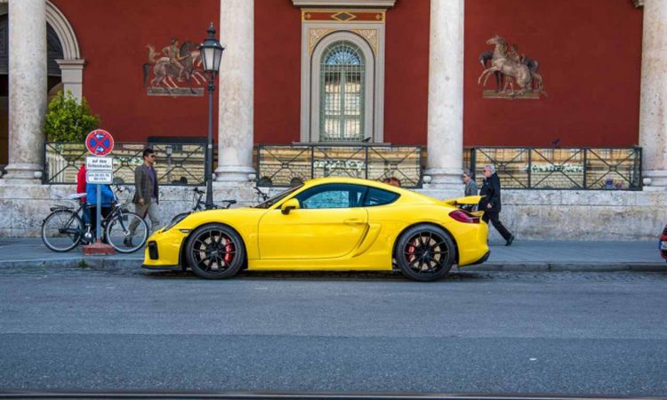 Porsche Cayman GT4 Sportwagen Spotted in Muenchen City Ludwigsstrasse 750x450 - München: Luxusautos für unvergessliche Fahrten