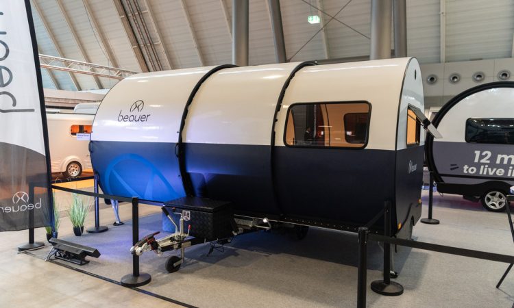 Beauer 3X 2026 ausfahrbarer Mini Camper aus Frankreich auf der CMT Messe Stuttgart 2026 Messe fuer Wohnmobile Camping und Touristik AUTOmativ.de News 19 750x450 - Ausfahrbarer Mini-Wohnwagen! Beauer 3X Wohnwagen mit 12 Quadratmetern ab 30.000 Euro - CMT 2026