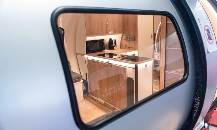 Ausfahrbarer Mini-Wohnwagen! Beauer 3X Wohnwagen mit 12 Quadratmetern ab 30.000 Euro - CMT 2026 Beauer 3X 2026 ausfahrbarer Mini Camper aus Frankreich auf der CMT Messe Stuttgart 2026 Messe fuer Wohnmobile Camping und Touristik AUTOmativ.de News 5 750x450 - Ausfahrbarer Mini-Wohnwagen! Beauer 3X Wohnwagen mit 12 Quadratmetern ab 30.000 Euro - CMT 2026