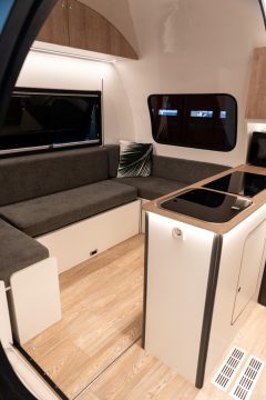 Ausfahrbarer Mini-Wohnwagen! Beauer 3X Wohnwagen mit 12 Quadratmetern ab 30.000 Euro - CMT 2026 Beauer 3X 2026 ausfahrbarer Mini Camper aus Frankreich auf der CMT Messe Stuttgart 2026 Messe fuer Wohnmobile Camping und Touristik AUTOmativ.de News 7 240x360 - Ausfahrbarer Mini-Wohnwagen! Beauer 3X Wohnwagen mit 12 Quadratmetern ab 30.000 Euro - CMT 2026