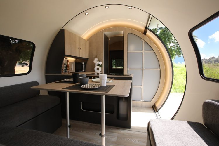 Ausfahrbarer Mini-Wohnwagen! Beauer 3X Wohnwagen mit 12 Quadratmetern ab 30.000 Euro - CMT 2026 Beauer 3X 2026 ausfahrbarer Mini Camper aus Frankreich auf der CMT Messe Stuttgart 2026 Messe fuer Wohnmobile Camping und Touristik Neuheiten Neue Wohnmobile neue Camper AUTOmativ.de News 01 750x500 - Ausfahrbarer Mini-Wohnwagen! Beauer 3X Wohnwagen mit 12 Quadratmetern ab 30.000 Euro - CMT 2026