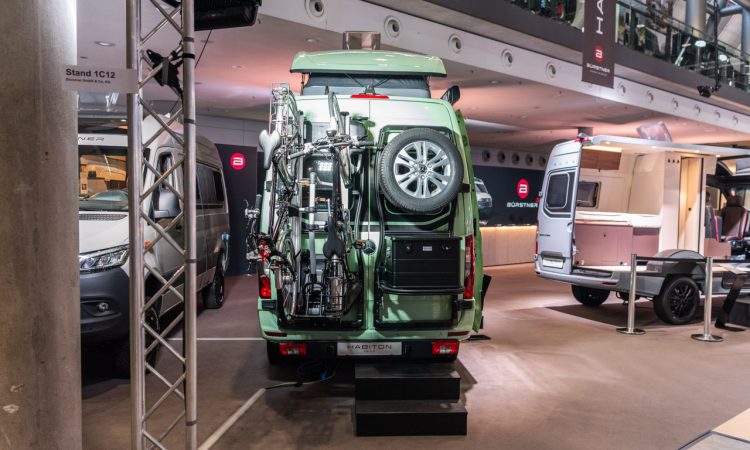 Bürstner Habiton HM 6.0 (2026): Kompakter Premium-Campervan startet bei rund 73.000 Euro - CMT 2026 Buerstner Habiton HM 6.0 Wohnmobil 2026 auf der CMT Messe Stuttgart 2026 Buerstner Habiton HM 6.0 Buerstner Wohnmobile Buerstner Wohnmobil 2026 14 750x450 - Bürstner Habiton HM 6.0 (2026): Kompakter Premium-Campervan startet bei rund 73.000 Euro - CMT 2026