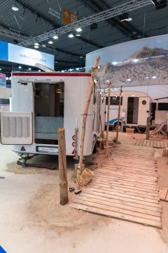 Cleveres Camping: Hobby Beachy 420+ als vielseitiger Familien-Caravan auf der CMT 2026 Hobby beachy 450 und beachy 420 auf der CMT Messe Stuttgart 2026 Neue Wohnmobile neue Camper AUTOmativ.de 1 240x360 - Cleveres Camping: Hobby Beachy 420+ als vielseitiger Familien-Caravan auf der CMT 2026