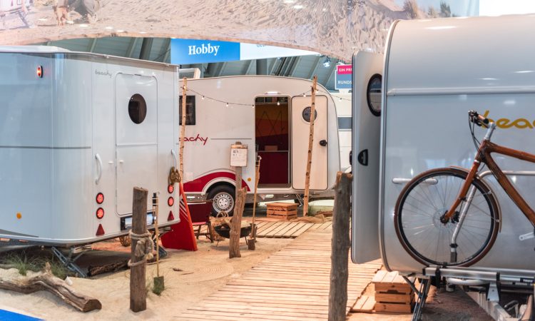 Cleveres Camping: Hobby Beachy 420+ als vielseitiger Familien-Caravan auf der CMT 2026 Hobby beachy 450 und beachy 420 auf der CMT Messe Stuttgart 2026 Neue Wohnmobile neue Camper AUTOmativ.de Cover 2 750x450 - Cleveres Camping: Hobby Beachy 420+ als vielseitiger Familien-Caravan auf der CMT 2026