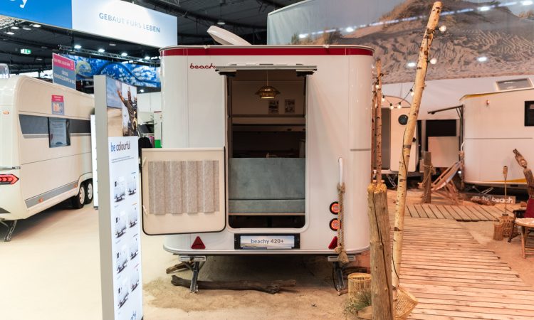 Cleveres Camping: Hobby Beachy 420+ als vielseitiger Familien-Caravan auf der CMT 2026 Hobby beachy 450 und beachy 420 auf der CMT Messe Stuttgart 2026 Neue Wohnmobile neue Camper AUTOmativ.de News 8 750x450 - Cleveres Camping: Hobby Beachy 420+ als vielseitiger Familien-Caravan auf der CMT 2026