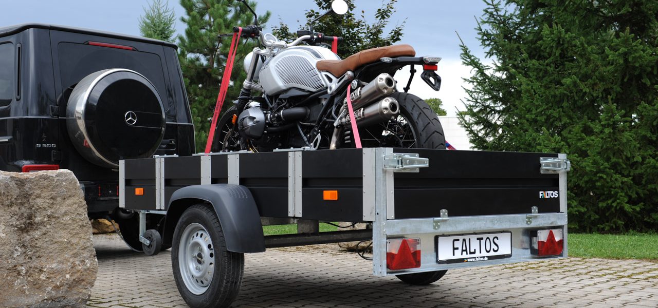 Faltbarer PKW-Anhänger Faltos jetzt mit Hochgestell und Plane - Faltbarer PKW-Anhänger Faltos jetzt neu mit Hochgestell und Plane