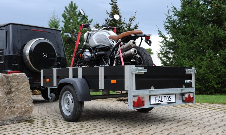 Faltbarer PKW Anhaenger Faltos jetzt mit Hochgestell und Plane AUTOmativ.de News 1 750x450 - Faltbarer PKW-Anhänger Faltos jetzt neu mit Hochgestell und Plane