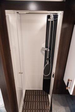 Polar Chimera 730 BSL 2026 Wohnanhaenger Luxus Camping auf der CMT Stuttgart 2026 Messe fuer Wohnmobile Camping und Touristik neue Camper AUTOmativ.de News 13 240x360 - Polar Chimera 730 BSL (2026): Wintertauglicher Premium-Wohnwagen f&uuml;r luxuri&ouml;ses Campen