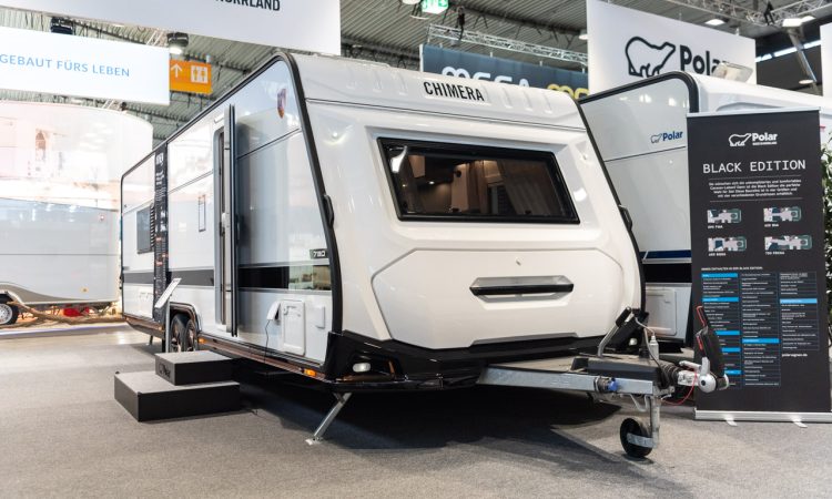 Polar Chimera 730 BSL 2026 Wohnanhaenger Luxus Camping auf der CMT Stuttgart 2026 Messe fuer Wohnmobile Camping und Touristik neue Camper AUTOmativ.de News 21 750x450 - Polar Chimera 730 BSL (2026): Wintertauglicher Premium-Wohnwagen für luxuriöses Campen
