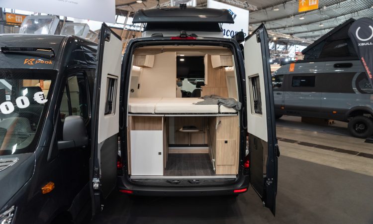 Yucon K peak 6.0 BD 2026 CMT Messe Stuttgart 2026 Messe fuer Wohnmobile Camping und Touristik Neuheiten Neue Wohnmobile neue Camper AUTOmativ.de News 10 750x450 - Yucon K-Peak 6.0 BD (2026): Offroad-Campervan auf Sprinter-Basis mit neuer Hubst&uuml;tzanlage