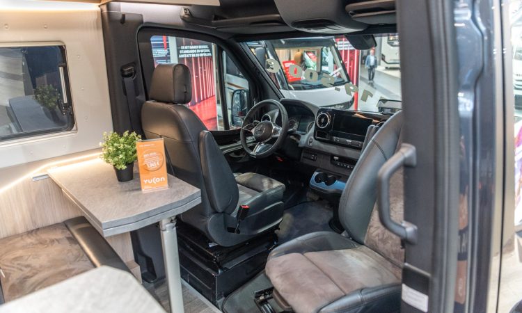 Yucon K peak 6.0 BD 2026 CMT Messe Stuttgart 2026 Messe fuer Wohnmobile Camping und Touristik Neuheiten Neue Wohnmobile neue Camper AUTOmativ.de News 3 750x450 - Yucon K-Peak 6.0 BD (2026): Offroad-Campervan auf Sprinter-Basis mit neuer Hubst&uuml;tzanlage