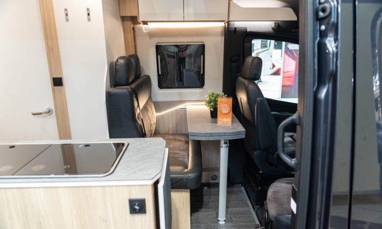 Yucon K peak 6.0 BD 2026 CMT Messe Stuttgart 2026 Messe fuer Wohnmobile Camping und Touristik Neuheiten Neue Wohnmobile neue Camper AUTOmativ.de News 4 750x450 - Yucon K-Peak 6.0 BD (2026): Offroad-Campervan auf Sprinter-Basis mit neuer Hubst&uuml;tzanlage