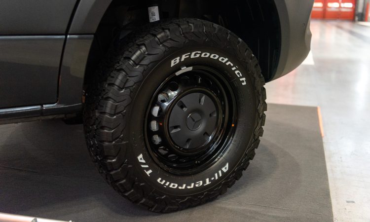 Yucon K peak 6.0 BD 2026 CMT Messe Stuttgart 2026 Messe fuer Wohnmobile Camping und Touristik Neuheiten Neue Wohnmobile neue Camper AUTOmativ.de News 7 750x450 - Yucon K-Peak 6.0 BD (2026): Offroad-Campervan auf Sprinter-Basis mit neuer Hubst&uuml;tzanlage