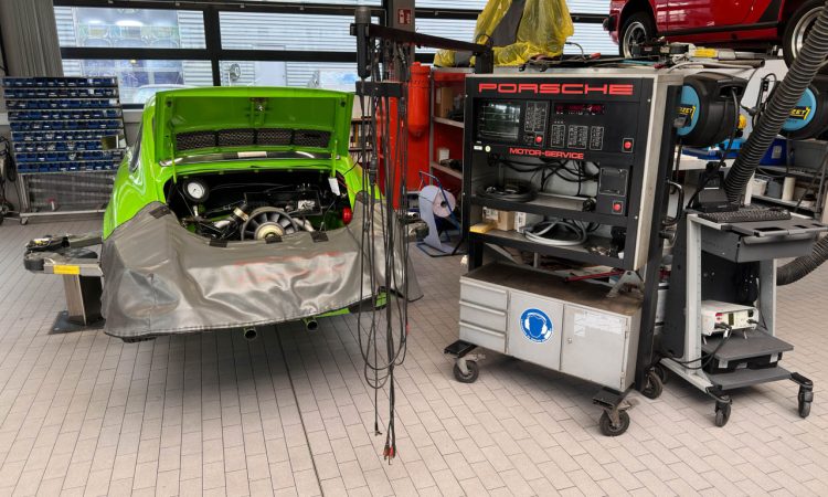Historischer Bosch-Motortester im Porsche Zentrum Hannover: So funktionierte die Fahrzeugdiagnose früher Historischer Bosch Motortester bei Porsche MOT 300 400 aus den spaeten 1970er und fruehen 1980er Jahren sowie deren Nachfolger MOT 301 401 Porsche Zentrum Hannover 1 750x450 - Historischer Bosch-Motortester im Porsche Zentrum Hannover: So funktionierte die Fahrzeugdiagnose früher