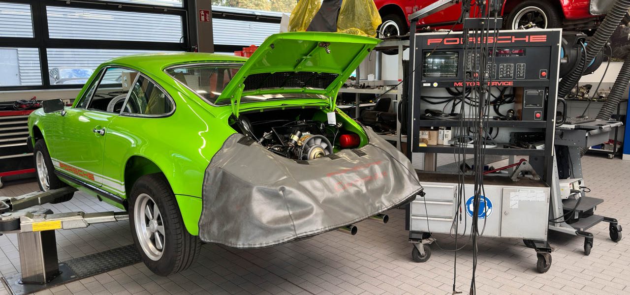 Historischer Bosch-Motortester bei Porsche - MOT 300-400 aus den Historischer Bosch-Motortester bei Porsche - MOT 300-400 aus den späten 1970er und frühen 1980er Jahren sowie deren Nachfolger MOT 301-401 - Porsche Zentrum Hannover