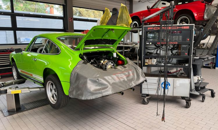 Historischer Bosch-Motortester bei Porsche - MOT 300-400 aus den späten 1970er und frühen 1980er Jahren sowie deren Nachfolger MOT 301-401 - Porsche Zentrum Hannover